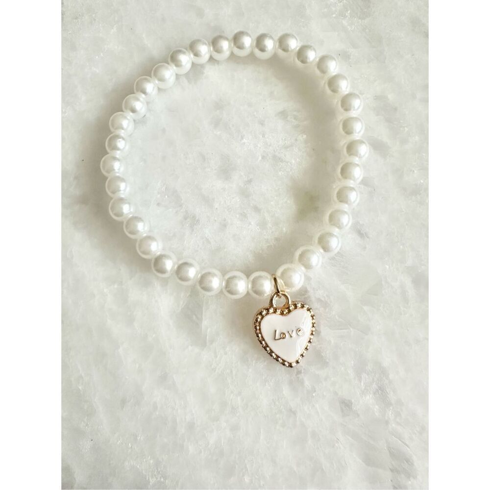 White heart faux pearl bracelet